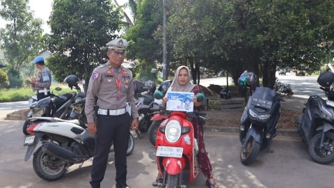Bukan Sekadar Tilang, Polres Kubu Raya Bagikan Brosur Edukasi Lalu Lintas