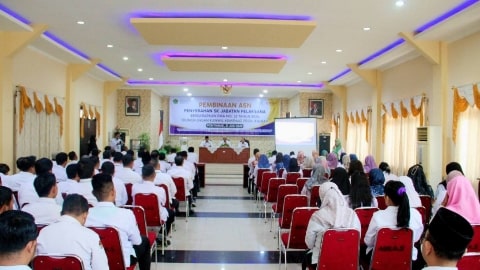 65 Pegawai Kanwil Kemenag Kalbar Terima SK Jabatan Baru