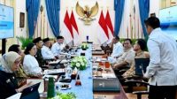 20250730_194303-min Presiden Prabowo Subianto memimpin rapat terbatas dengan Wakil Presiden Gibran Rakabuming dan sejumlah Menteri Kabinet Merah Putih di Istana Merdeka, Jakarta, membahas penyelenggaraan Sekolah Rakyat Rintisan Tahun 2025–2026. Foto: BPMI Setpres/
