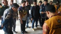 20250731_130412-min *Caption Foto* : Wakil Wali Kota Pontianak Bahasan bersama Tim Satgas Pangan Kota Pontianak melakukan penimbangan beras kemasan untuk memastikan takaran sudah sesuai.