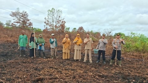 Kolaborasi Polsek Sungai Raya dan Kelompok Tani Madu Sari Tanam Jagung Hibrida