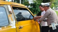 Satlantas Polres Kubu Raya Bagikan Bendera Merah Putih Sambut Bulan Kemerdekaan