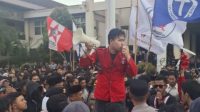 20250829_215517-min Ribuan Massa Geruduk DPRD Kalbar, Tuntut Copot Kapolresta hingga Tolak Gaji DPR Melejit
