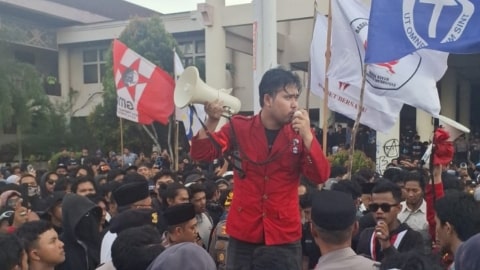 Ribuan Massa Geruduk DPRD Kalbar, Tuntut Copot Kapolresta hingga Tolak Gaji DPR Melejit