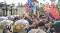 20250830_195054-min Mahasiswa dan Ojol Demo Polda Kalbar, Tuntut Kapolda–Kapolresta Dicopot