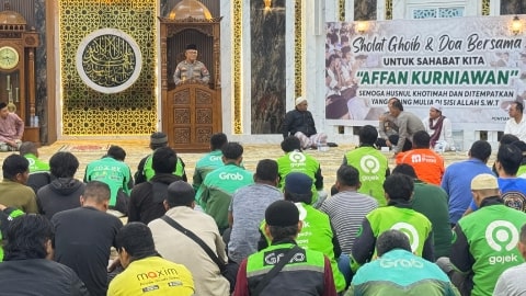 Komunitas Ojol dan Polresta Pontianak Sholat Ghoib dan Doa Bersama Untuk Alm Affan Kurniawan