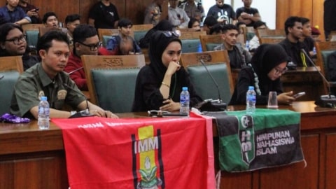Ketua Umum: Hesty Putri Riani, menyampaikan pernyataan sikap Kohati Badko HMI Kalimantan Barat dalam Aksi Demonstrasi, pada 3 September 2025 di Ruang Paripurna DRPD Provinsi Kalimantan Barat.