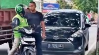 20250920_214159-min Seorang driver ojek online, Teguh, menjadi korban pemukulan diduga dilakukan oknum anggota TNI di Jalan Panglima AIM, depan SDN 04 Kota Pontianak, Sabtu (20/09/2025) sore. Korban mengalami luka dan memar hingga harus dilarikan ke RS Bhayangkara Pontianak. Ratusan komunitas ojol mendampingi korban dan menuntut kasus ini diproses secara hukum di Mapomdam XII Tanjungpura. Informasi awal menyebutkan kendaraan pelaku berplat Kabupaten Bandung Barat, Jawa Barat, wilayah Samsat Cimareme, alamat Jl. Raya Cimareme No. 203B, Kabupaten Bandung Barat. Polisi dan pihak militer masih melakukan penyelidikan.