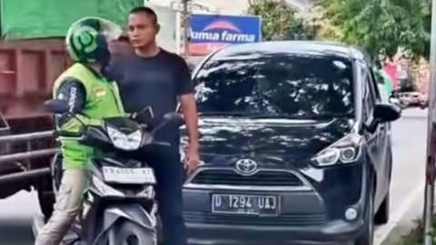 Seorang driver ojek online, Teguh, menjadi korban pemukulan diduga dilakukan oknum anggota TNI di Jalan Panglima AIM, depan SDN 04 Kota Pontianak, Sabtu (20/09/2025) sore. Korban mengalami luka dan memar hingga harus dilarikan ke RS Bhayangkara Pontianak. Ratusan komunitas ojol mendampingi korban dan menuntut kasus ini diproses secara hukum di Mapomdam XII Tanjungpura. Informasi awal menyebutkan kendaraan pelaku berplat Kabupaten Bandung Barat, Jawa Barat, wilayah Samsat Cimareme, alamat Jl. Raya Cimareme No. 203B, Kabupaten Bandung Barat. Polisi dan pihak militer masih melakukan penyelidikan.