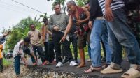 Bupati Sujiwo Tinjau Proyek Jalan Sungai Nipah Usai Video Viral