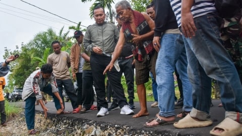 Bupati Sujiwo Tinjau Proyek Jalan Sungai Nipah Usai Video Viral