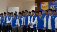 20251015_075430-min IKA PMII Malang Ultimatum TRANS7, Desak Cabut Izin Siar usai Lecehkan Santri dan Pesantren KALBAR SATU ID - Dengan menyimak dan menelaah tayangan program di stasiun televisi TRANS7 yang secara terang benderang menampilkan narasi dan visualisasi yang menyudutkan, mendiskreditkan, dan melecehkan martabat santri, kiai, serta lembaga pesantren, maka kami, Pengurus Cabang IKA PMII Kabupaten Malang, menyatakan sikap tegas atas bentuk penyiaran yang tidak etis, tidak berimbang, dan berpotensi menimbulkan kebencian terhadap institusi keagamaan Islam tradisional. Tayangan tersebut bukan hanya melukai perasaan umat Islam, khususnya kalangan santri dan kiai di lingkungan Nahdlatul Ulama, tetapi juga melanggar prinsip dasar etika jurnalistik, kode etik penyiaran, serta ketentuan hukum positif yang berlaku di Indonesia. Dasar Pertimbangan Undang-Undang Nomor 32 Tahun 2002 tentang Penyiaran, yang mengatur bahwa setiap lembaga penyiaran wajib menyajikan siaran yang akurat, berimbang, tidak merendahkan harkat dan martabat manusia, serta menghormati nilai-nilai agama dan kesusilaan. Kode Etik Jurnalistik (KEJ) Dewan Pers, yang melarang penyiaran informasi yang mengandung fitnah, kebohongan, dan penghinaan terhadap kelompok sosial atau keagamaan. Peraturan KPI Nomor 1 Tahun 2012 tentang Pedoman Perilaku Penyiaran (P3) dan Peraturan KPI Nomor 2 Tahun 2012 tentang Standar Program Siaran (SPS), yang menegaskan bahwa lembaga penyiaran tidak boleh menayangkan materi yang mendiskreditkan kelompok tertentu. Nilai-nilai luhur Pancasila dan UUD 1945, yang menjunjung tinggi toleransi, keadilan sosial, dan penghormatan terhadap tokoh agama serta lembaga pendidikan Islam, termasuk pesantren sebagai bagian penting dari sejarah dan peradaban bangsa Indonesia. Pernyataan Sikap Dengan ini, PC IKA PMII Kabupaten Malang menyatakan sikap tegas dan resmi sebagai berikut: 1. Mengutuk keras tayangan di stasiun televisi TRANS7 yang memuat narasi dan adegan yang menyudutkan santri, kiai, dan pesantren sebagai bentuk pelecehan terhadap simbol-simbol keagamaan Islam dan penghinaan terhadap institusi pendidikan keagamaan. 2. Menuntut manajemen TRANS7 dan pihak yang terlibat dalam produksi tayangan tersebut untuk menyampaikan permohonan maaf secara terbuka dan langsung kepada publik, khususnya kepada komunitas santri, kiai, dan pesantren di seluruh Indonesia, melalui media nasional dan seluruh kanal resmi TRANS7. 3. Menuntut Dewan Pers dan Komisi Penyiaran Indonesia (KPI) untuk segera melakukan penyelidikan dan menjatuhkan sanksi administratif serta etik seberat-beratnya kepada TRANS7 atas pelanggaran prinsip jurnalistik dan penyiaran yang terjadi. 4. Mendorong aparat penegak hukum untuk menindaklanjuti kasus ini dengan menggunakan ketentuan Kitab Undang-Undang Hukum Pidana (KUHP) serta UU ITE, mengingat adanya unsur ujaran kebencian, penghinaan terhadap kelompok keagamaan, dan penyebaran konten yang menimbulkan keresahan sosial. 5. Menuntut penghentian operasional dan pencabutan izin siar TRANS7 oleh pemerintah, apabila dalam waktu 7 (tujuh) hari sejak pernyataan ini dikeluarkan, pihak manajemen TRANS7 tidak menunjukkan itikad baik dengan menyampaikan permintaan maaf secara terbuka dan melakukan koreksi atas tayangan tersebut. 6. Menginstruksikan kepada seluruh jaringan alumni PMII dan kalangan santri di Kabupaten Malang untuk tetap menjaga ketertiban, namun tetap bersatu menyuarakan perlawanan moral dan hukum terhadap segala bentuk penghinaan terhadap kiai, santri, dan pesantren. Kami menegaskan bahwa santri, kiai, dan pesantren adalah benteng moral bangsa yang telah berkontribusi besar terhadap kemerdekaan, pembangunan, dan keutuhan Negara Kesatuan Republik Indonesia. Setiap bentuk penghinaan terhadap mereka adalah penghinaan terhadap nilai-nilai keindonesiaan itu sendiri. Karenanya, IKA PMII Kabupaten Malang tidak akan tinggal diam terhadap segala bentuk penyiaran atau publikasi yang merusak martabat pesantren dan nilai keislaman yang rahmatan lil ‘alamin. “Kami bukan hanya membela pesantren, tapi membela akal sehat dan nurani bangsa.” Malang, 14 Oktober 2025 PENGURUS CABANG IKATAN ALUMNI PMII KABUPATEN MALANG Ttd. HUSNUL HAKIM SY, MH. Ketua PC IKA PMII Kab. Malang SUKRON FAUZI, MPd Sekretaris