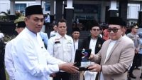 20251022_213809-min Bupati Sujiwo Serahkan Panggung Upacara Hari Santri untuk Ulama Kubu Raya