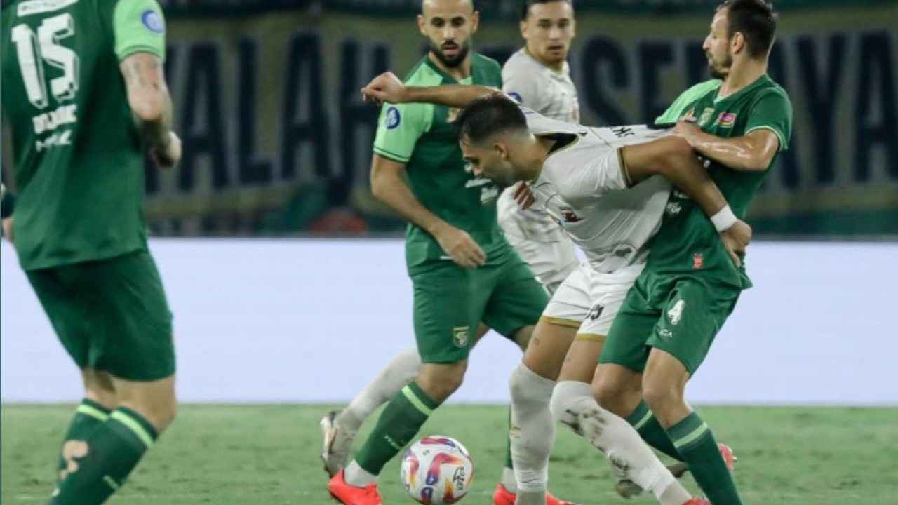 Persebaya Surabaya vs Malut Unoted , BRI Super League, Sumber Foto : Tribun Wow