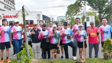 Sujiwo Ajak Pontianak Happy Runners Rayakan HUT dengan Menanam Pohon