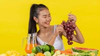 Ilustrasi wanita sedang makan sayur dan buah