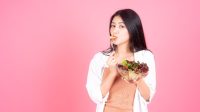 Ilustrasi wanita makan dengan porsi kecil