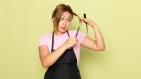 Ilustrasi wanita sedang trim rambut
