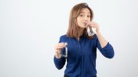 Ilustrasi wanita minum air putih