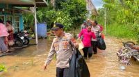 20251209_134544-min Polsek Kuala Mandor B Salurkan Ratusan Paket Makanan untuk Warga Terdampak Banjir