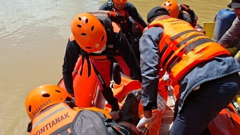 Awak Kapal Kargo Kargo EPS 359 Terjatuh di Sungai Kapuas