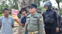 20251212_115228-min Sujiwo Minta Warga Stop Buang Sampah Sembarangan di Jalan Alianyang Ambawang