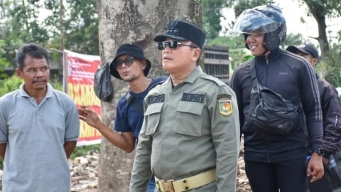 Sujiwo Minta Warga Stop Buang Sampah Sembarangan di Jalan Alianyang Ambawang