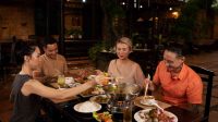 Ilustrasi makan malam bersama orang terkasih