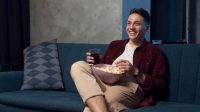 Ilustrasi maraton film adalah salah satu ide liburan tahun baru