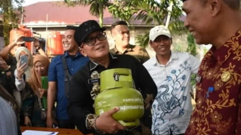 Jelang Ramadhan, Bupati Sujiwo Tinjau Operasi Pasar Elpiji Subsidi di Kubu Raya