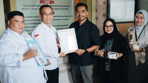 Kanwil Kemenag Kalbar Serahkan Sertifikat Halal Coffee Shop di Pontianak