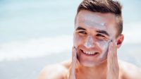 Ilustrasi pria menggunakan sunscreen