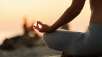 Ilustrasi melakukan mindfulness agar pikiran lebih tenang