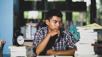 Ilustrasi membaca buku adalah belajar hal baru