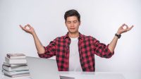Ilustrasi menjaga keseimbangan hidup dengan bekerja