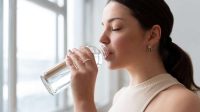 Ilustrasi minum air putih yang cukup
