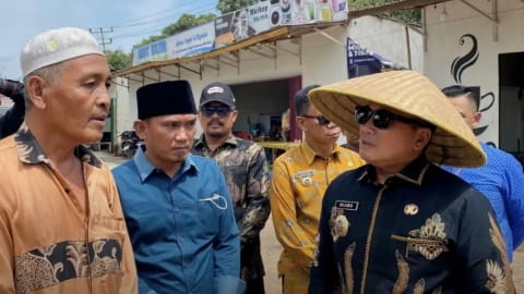 Sujiwo Minta Warga Rawat Penghijauan di Simpang Desa Durian, Kios dan Parkir Truk Harus Lebih Tertib