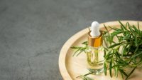 Ilustrasi tea tree oil untuk jerawat