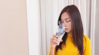 Ilustrasi minum banyak air putih