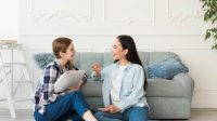 Ilustrasi mendidik remaja perempuan