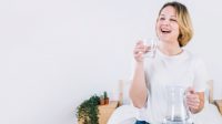 Ilustrasi minum air yang cukup