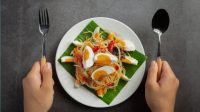 Ilustrasi makan dengan porsi yang tepat
