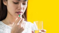 Ilustrasi mengkonsumsi obat maag