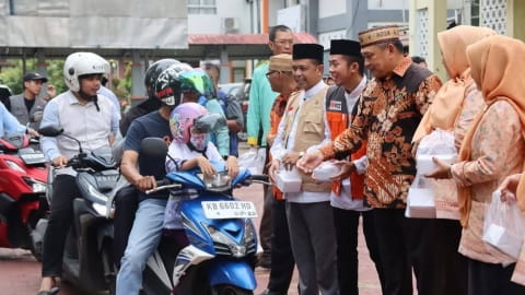 Kanwil Kemenag Kalbar Salurkan 2.000 Paket Takjil untuk Masyarakat