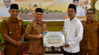 1000713463 Safari Ramadan di Rasau Jaya, Sekda Kubu Raya Serahkan Bantuan Bupati