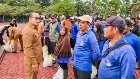 Bupati Kubu Raya Bagikan Ratusan Sembako untuk Petugas Kebersihan