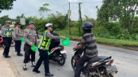 1000714833 Polres Kubu Raya Bagi Takjil Gratis di Jalan Mayor Alianyang