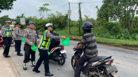 Polres Kubu Raya Bagi Takjil Gratis di Jalan Mayor Alianyang
