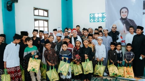 Bendahara PSI Kalbar Fenty Noverita Berbagi Bingkisan Ramadan di Pesantren Al Husain