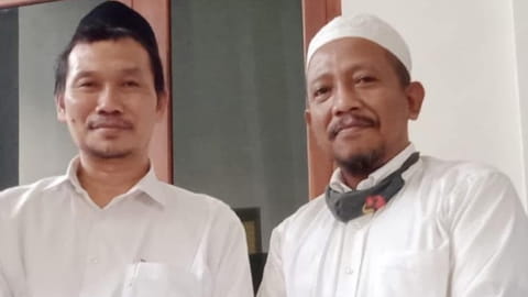 FOTO: Rektor Universitas Al-Qolam Dr. Muhammad Adib bersama Gus Baha,- FOTO/Fb: Muhammad Adib.